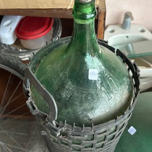Lote siguiente: Damajuana Antigua de Vidrio Verde con Cesta Protectora