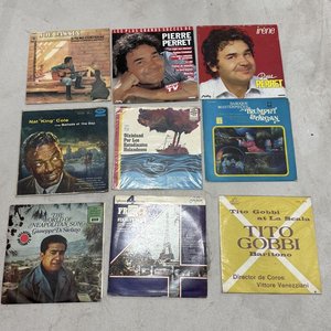 Lote siguiente: Lote de 9 Vinilos Internacionales: J. Dassin, Pierre Perret, Nat King Cole, Tito Gobbi y más