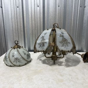 Lote anterior: Par de Lámparas Antiguas de Vidrio y Metal Dorado con Diseño Floral