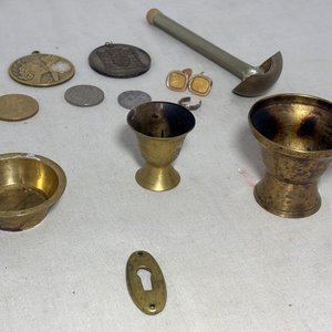 Lote de Piezas y Accesorios de Bronce y Latón: Monedas, Medallas y Más - imagen 11