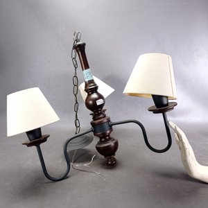 Araña de madera y hierro con tres luces y pantallas - imagen 5