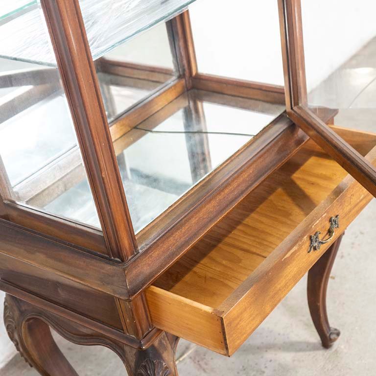 Vitrina Luis XV tallada con puerta y cajón - imagen 3
