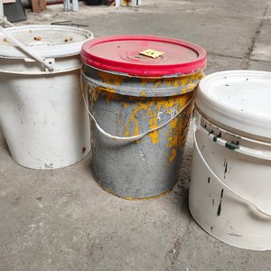 Tres Baldes Plásticos con Tapa: Dos Blancos y Uno Sika Amarillo - imagen 4