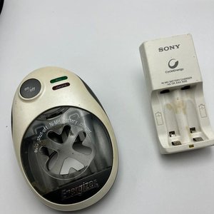 Lote de 2 Cargadores de Pilas Recargables: Energizer y Sony - imagen 2