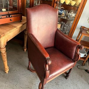 Sillón Antiguo de Respaldo Alto con Tapizado Bordó y Tachas - imagen 5