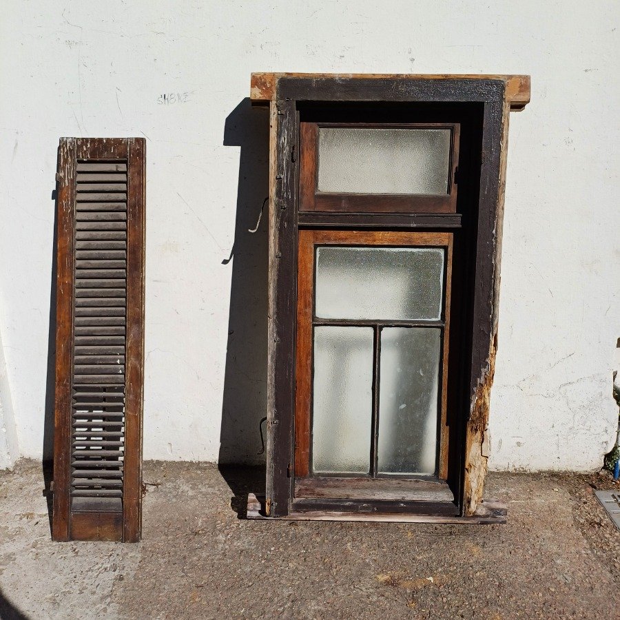 Ventana antigua de madera con detalles en cedro y metal - imagen 6