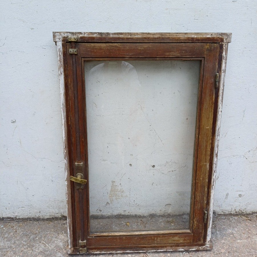 Ventana de madera antigua con falleba y marco - imagen 2