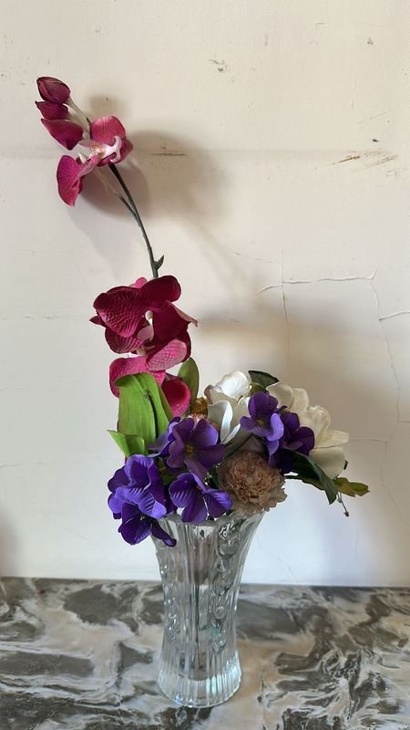 Lote siguiente: Florero de vidrio con flores