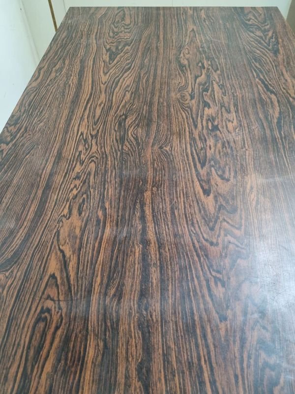 Escritorio Con Cajonera en Madera con L712 y Tiene Levantado el Enchapado - imagen 7