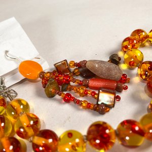 Conjunto de Collar y Aretes Color Ámbar con Detalles - imagen 3