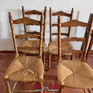 Lote siguiente: Set de 5 Sillas de Mimbre y Silla de Bebé para Restaurar