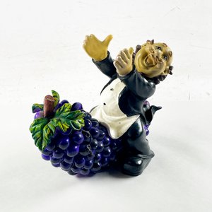 Lote siguiente: Porta Botella Original Figura Personaje con Uvas
