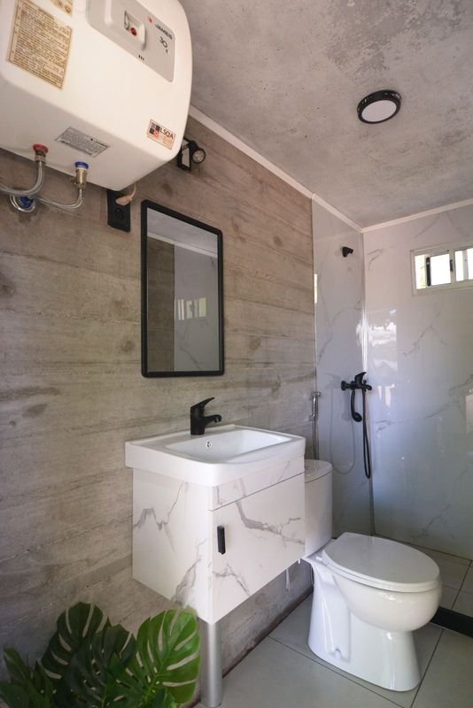 Baño Móvil Prefabricado Completo con Lavabo, Inodoro y Calentador