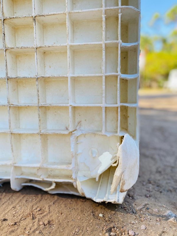 Caja de plástico blanca con detalles - imagen 3