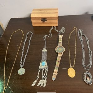 Alajero de Madera con Bijouterie Variada: Collares y Reloj - imagen 5
