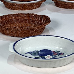Diez Cazuelas de Losa Blancas con Decoración de Frutos y Soporte de Ratán - imagen 3