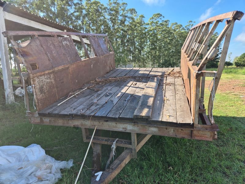 Lote anterior: Remolque de madera en mal estado