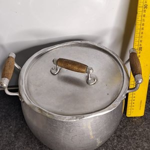 Olla Grande de Aluminio con Tapa y Asas de Madera - imagen 3