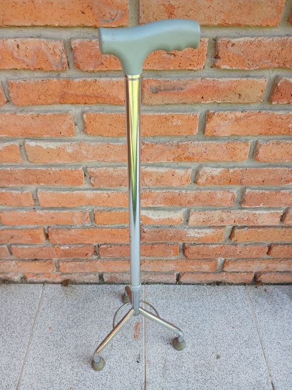 Bastón de 3 patas con altura regulable