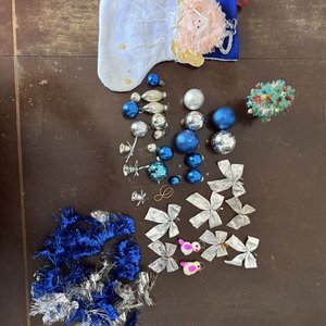 Adornos Navideños: Bota de Ángel, Bolas, Guirnalda y Mini Árbol - imagen 8