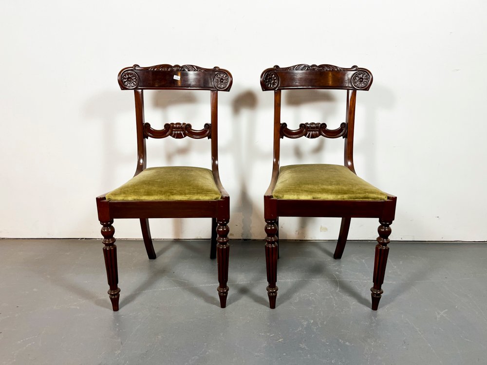 Par de Sillas Estilo Regency en Caoba con Tapizado Verde