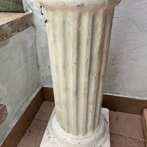 Pedestal de Hormigón Estilo Clásico con Detalles Esculpidos - imagen 3