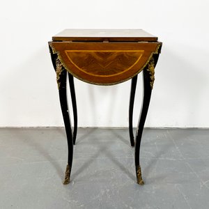 Lote anterior: Mesa Napoleón III de Caoba con Marqueterie y Apliques de Bronce