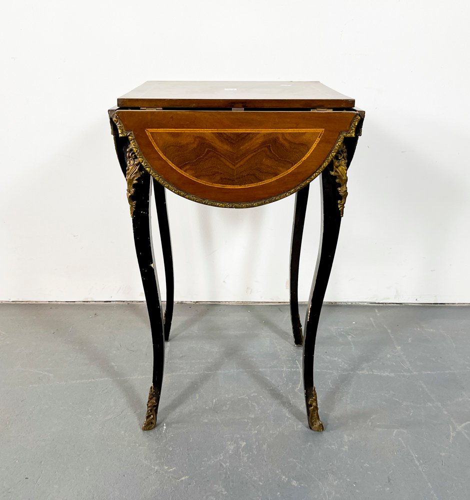 Mesa Napoleón III de Caoba con Marqueterie y Apliques de Bronce
