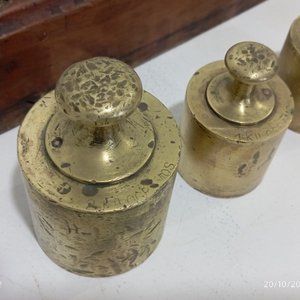 Antiguo Cepo de Madera con 12 Pesas de Bronce - imagen 4