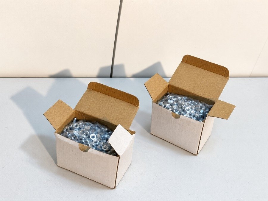 2 Cajas de Tornillos con Tuercas Metálicas