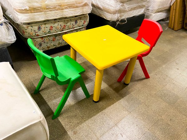 Mesa y Sillas Infantiles de Plástico Amarillo y Verde