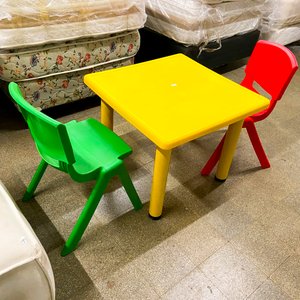 Lote anterior: Mesa y Sillas Infantiles de Plástico Amarillo y Verde
