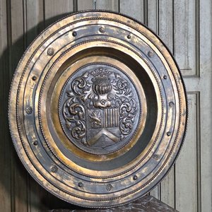 Plato de Bronce Repujado con Escudo Heráldico, 65 cm Diámetro - imagen 2
