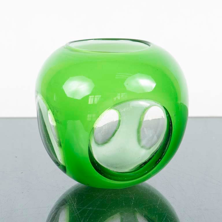 Florero de vidrio color verde - Medidas: 15x14cm - imagen 1