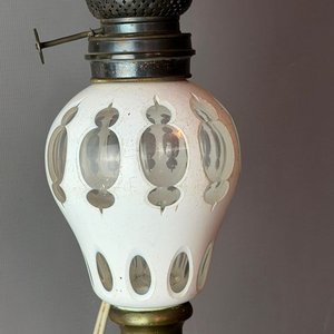 Lámpara de Mesa Antigua con Pie de Bronce y Opalina Tallada - imagen 4