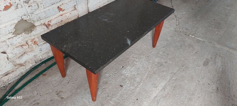 Mesa americana con base en madera y tapa de mármol negro - imagen 5