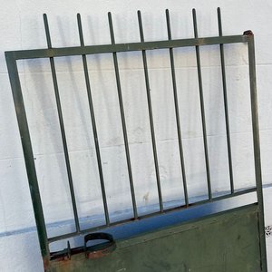 Portón de Chapa Verde con Barrotes Metálicos - imagen 2