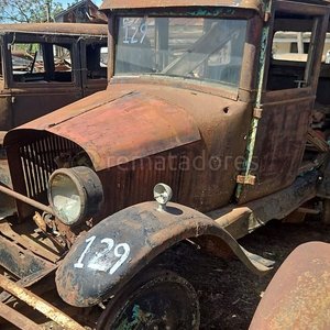 Lote siguiente: Camioneta Antigua de Colección para Restaurar