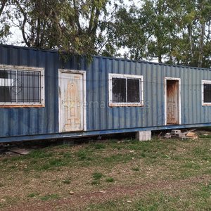 Lote siguiente: Contenedor metálico azul con ventanas y puertas