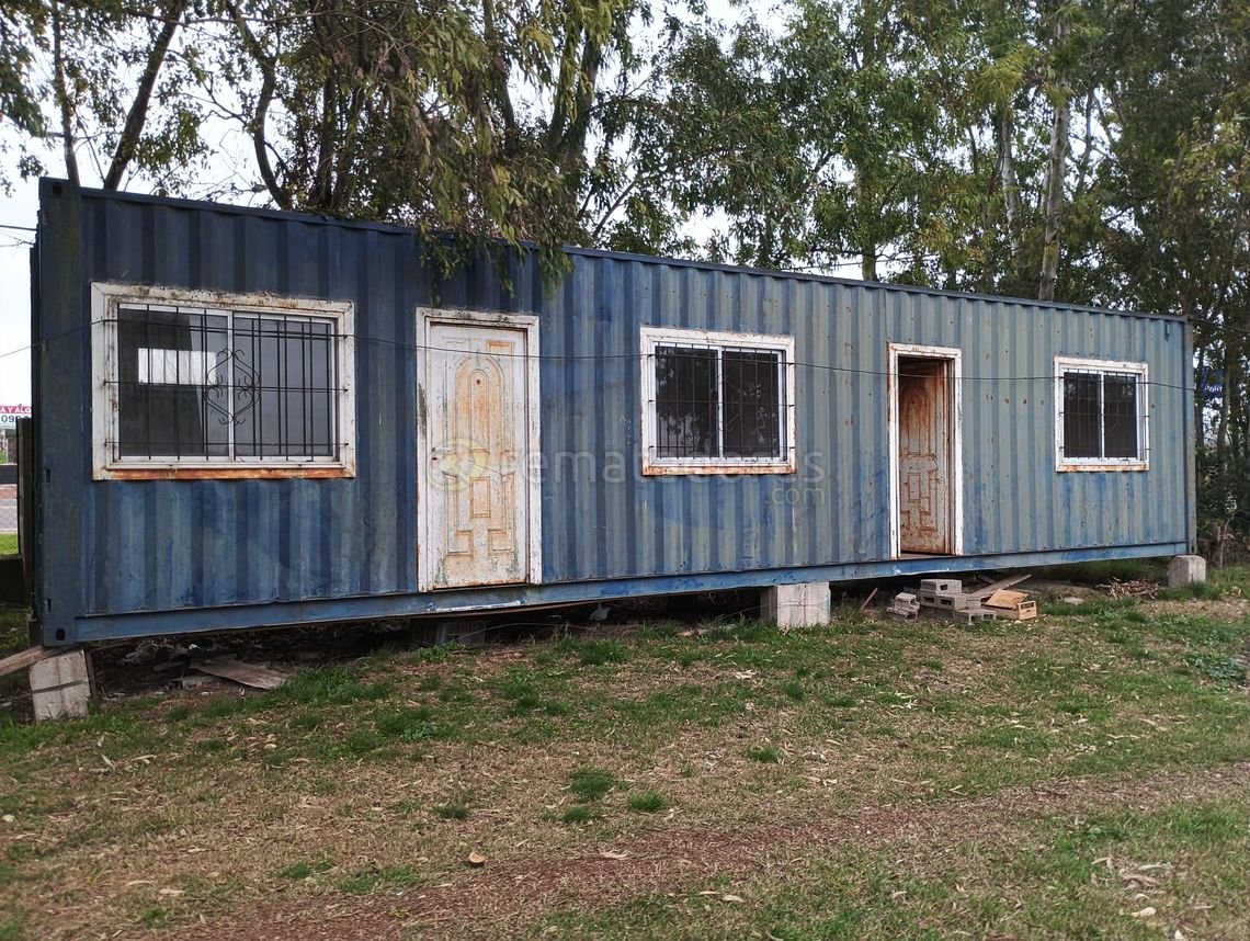 Contenedor metálico azul con ventanas y puertas
