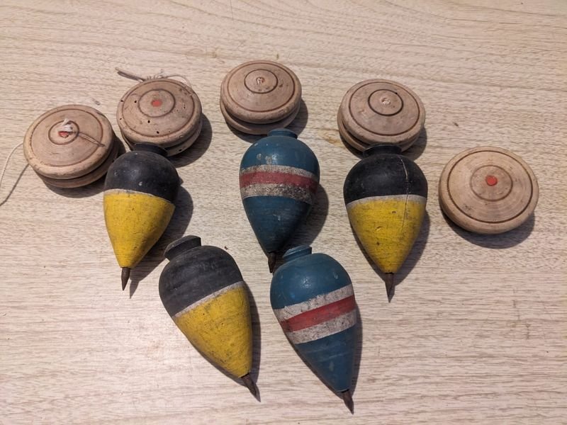 Lote anterior: Trompos en madera y yoyo manual