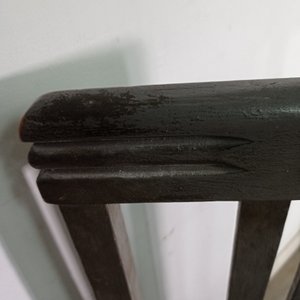 Lote de Cuatro Sillas de Madera con Tapizado Desgastado - imagen 9