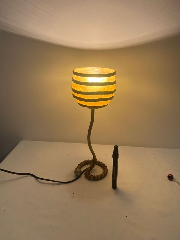 Lámpara de sobremesa con sombra de madera y base metálica - imagen 2