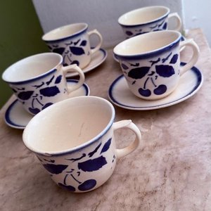 Juego de 5 Tazas y 4 Platillos de Porcelana Checoslovaca con Diseño de Cerezas - imagen 2