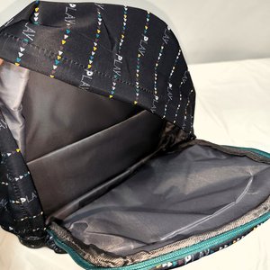 Mochila Azul Nueva con Estampado "Play" y Múltiples Compartimentos - imagen 3