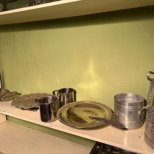 Lote de 7 Artículos de Aluminio y Platino: Servidor, Azucarero, Yerbera y Platos - imagen 8