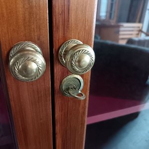 Biblioteca/Cristalera Antigua de Madera con Puertas de Vidrio y Cerradura - imagen 3