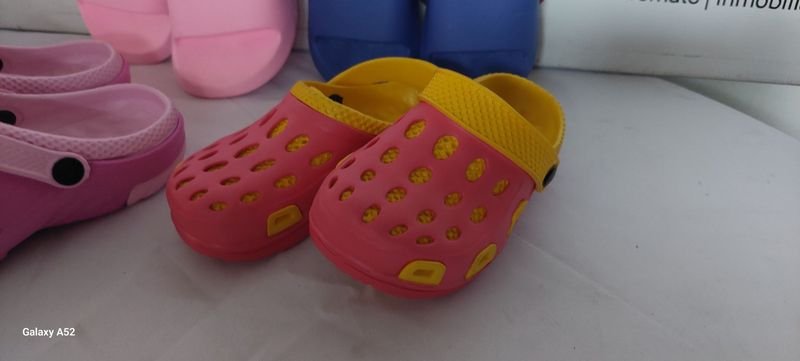 Calzado para niños en diferentes colores y tamaños - imagen 3