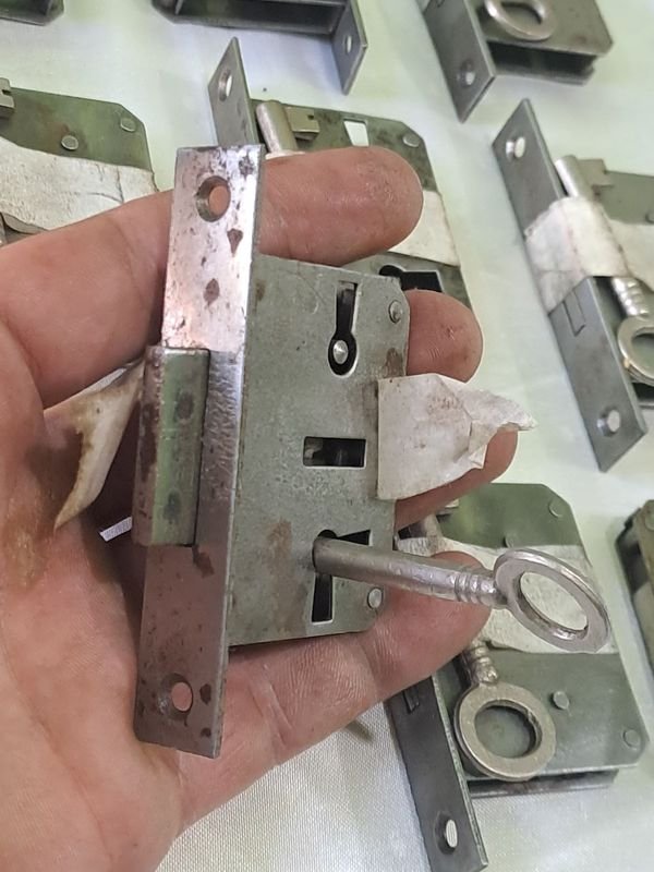 9 CERRADURAS IDEALES PARA MUEBLES, CON LLAVE - imagen 3
