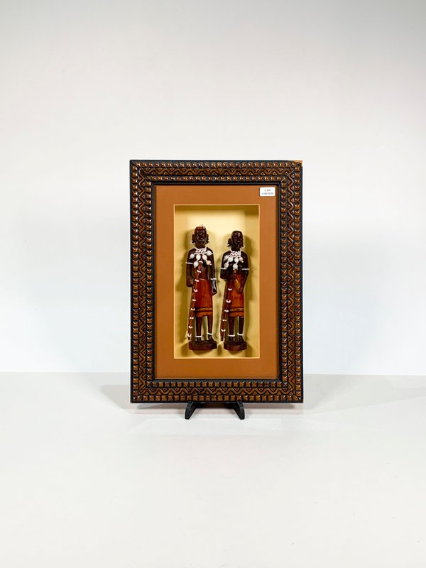 Cuadrito con figuras africanas en vitrina - imagen 1